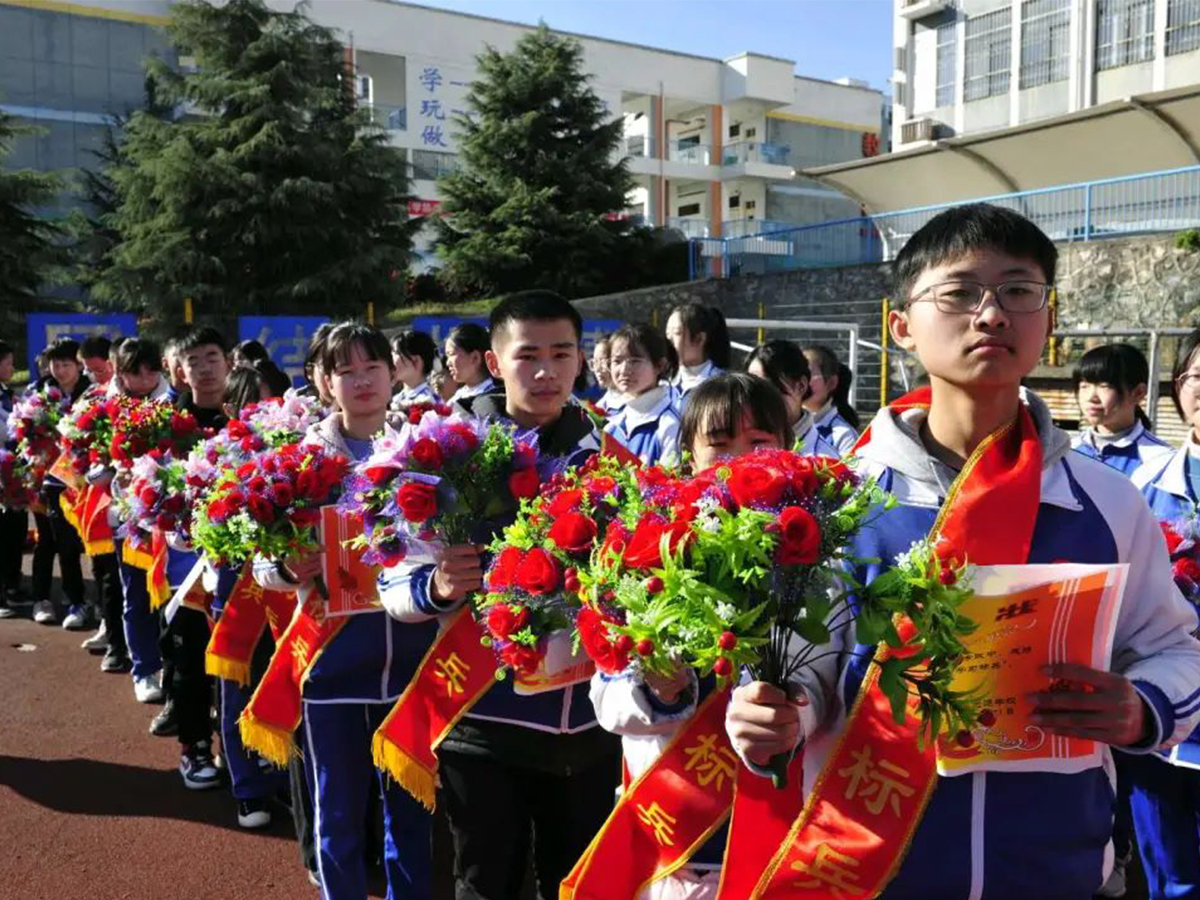 福森志远学校初中部召开2021年秋期段考总结及表彰大会